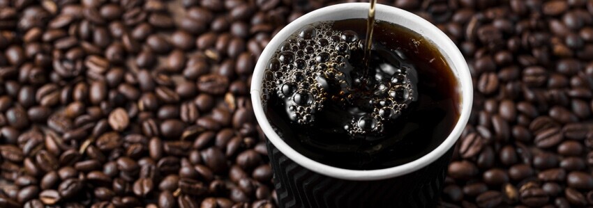 Americano avec des grains de café en arrière-plan