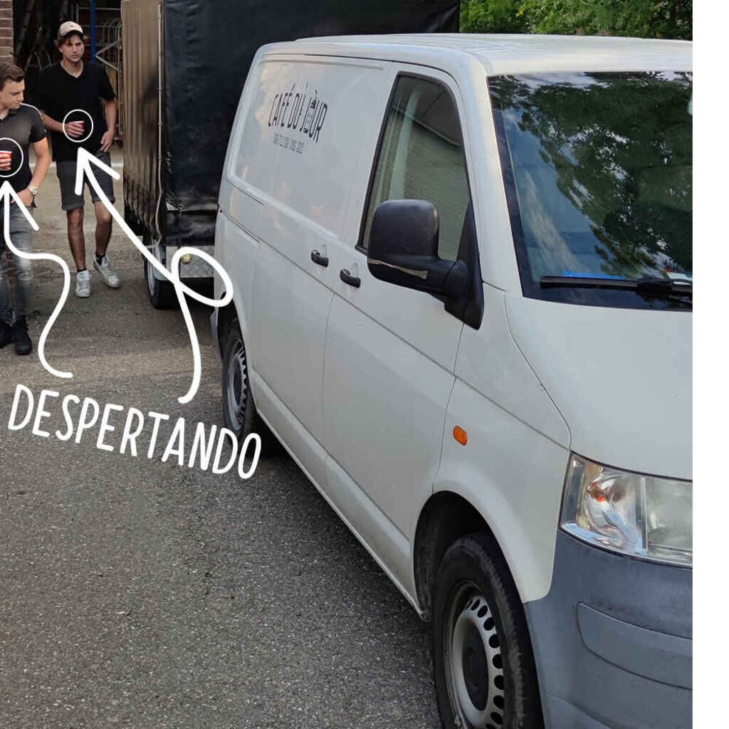 Buveurs de Despertando près de l’entrepôt